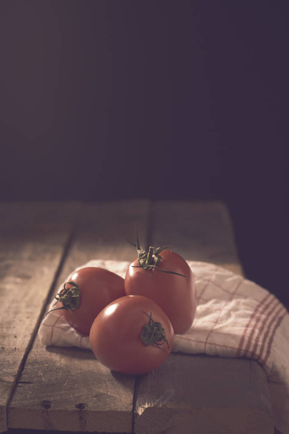 drei rote Tomaten auf Holztisch - Foto, Bild