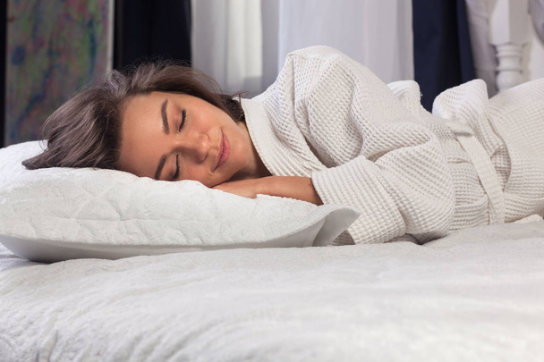 jonge vrouw slapen in bed - Foto, afbeelding