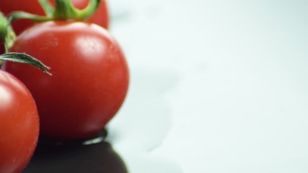 Cerises tomates gyrating sur fond noir
 - Séquence, vidéo