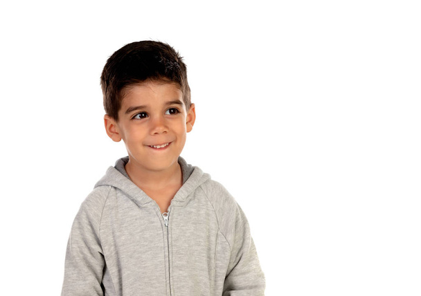 Enfant heureux avec sweat gris isolé sur un fond blanc
 - Photo, image