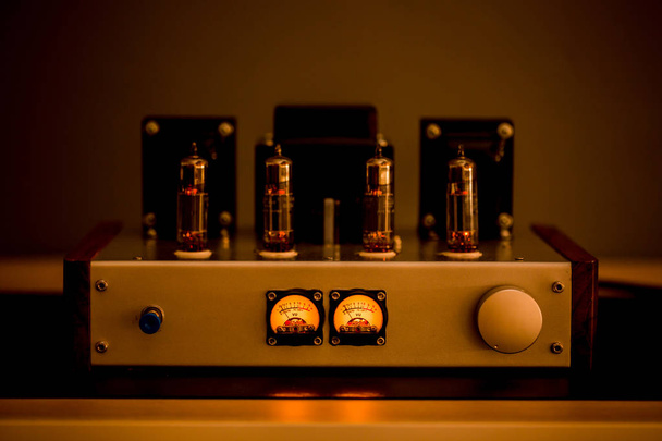 Antiguo amplificador de dispositivos electrónicos con diodo de bombilla brillante
 - Foto, Imagen