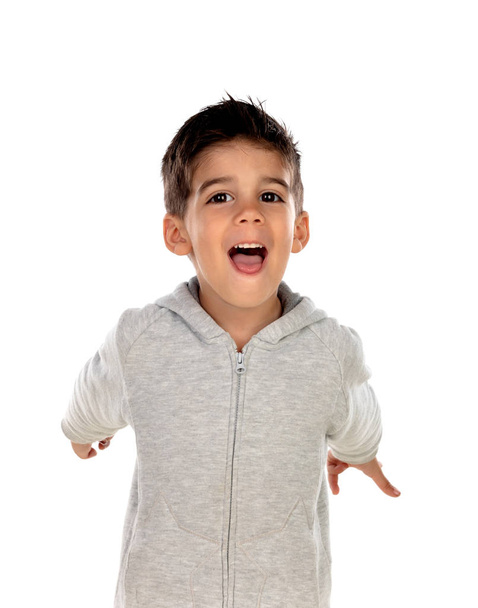 Niño gitano con ropa gris aplaudiendo aislado sobre un fondo blanco
 - Foto, imagen