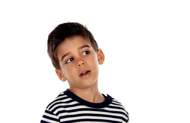 schönes Kind mit schwarzen Augen isoliert auf weißem Hintergrund - Foto, Bild