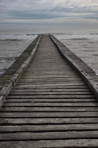 Paisaje con embarcadero de madera en el mar de invierno
 - Foto, Imagen