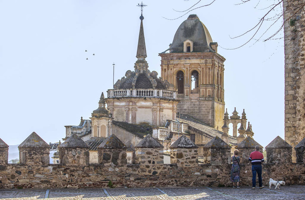 Turystów, obserwując Kościół St. Maria z twierdzy templariuszy, Jere - Zdjęcie, obraz