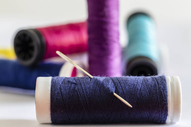 close-up on sewing thread spool - Fotoğraf, Görsel