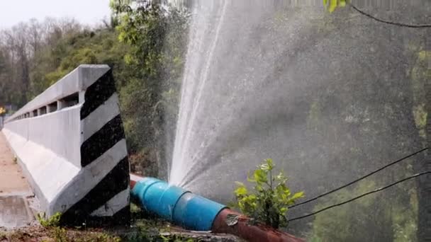 voda, která vytéká z velkého PVC pro vodní trubky použití pro záchranu koncepce zdrojů na planetě - Záběry, video