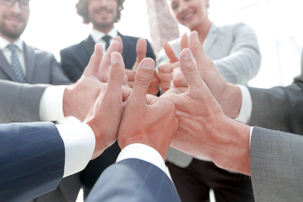 business team tonen duimen omhoog. - Foto, afbeelding