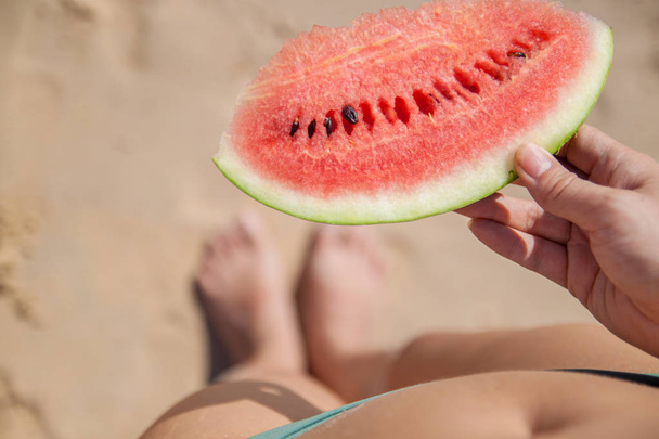 Watermelon in hand against the sea. conceptual photo about summer. - Foto, afbeelding