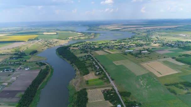 Πετώντας πάνω από το χωριό και το ποτάμι - Πλάνα, βίντεο