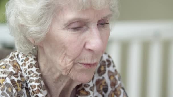 Tight shot of an elderly lady playing cards. - Filmmaterial, Video