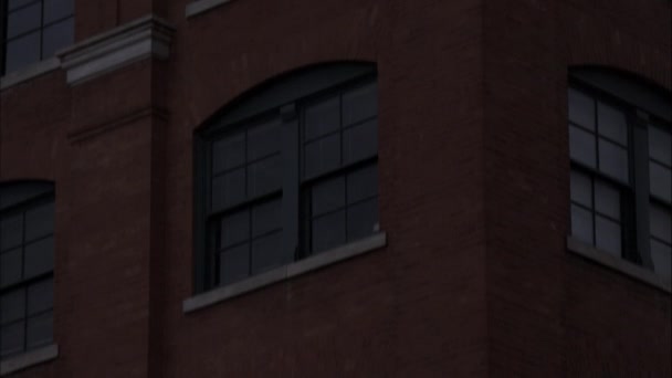 Tight tilting down shot of the Texas School Book Depository at Dealey Plaza, Dallas, Texas. - Πλάνα, βίντεο