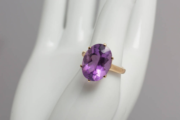 Beautiful vintage ring jewelry on close up - Foto, afbeelding