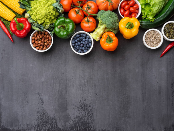 Zdrowe odżywianie składniki: świeże warzywa, owoce i pożywienie. Odżywianie, diety, wegańskie jedzenie koncepcja - Zdjęcie, obraz
