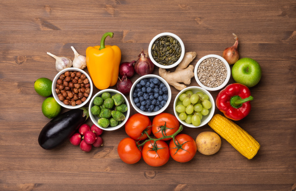 健康食材を食べること: 新鮮な野菜や果物、スーパー フード。栄養、ダイエット、菜食食品コンセプト - 写真・画像