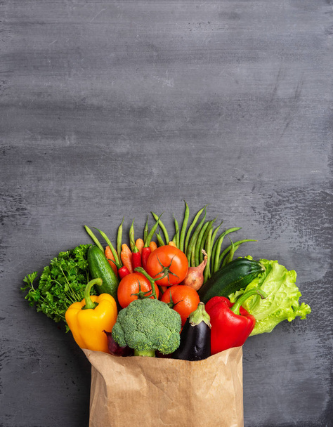 Healthy eating ingredients: fresh vegetables, fruits and superfood. Nutrition, diet, vegan food concept - Foto, Imagen