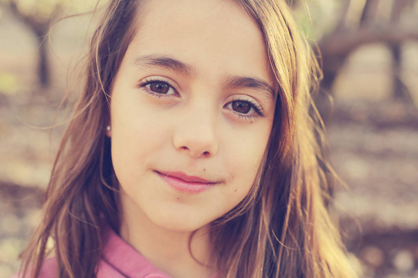 Portret van tiener meisje outdoor - Foto, afbeelding