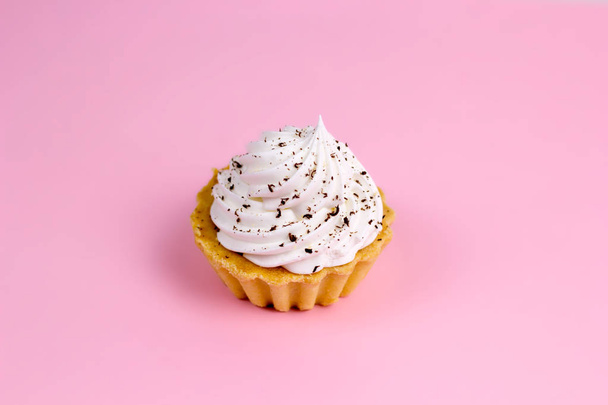 cupcake çırpılmış krem pembe pastel arka plan ile - Fotoğraf, Görsel
