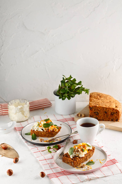 carrot fruit cake with nuts and cream - Fotografie, Obrázek