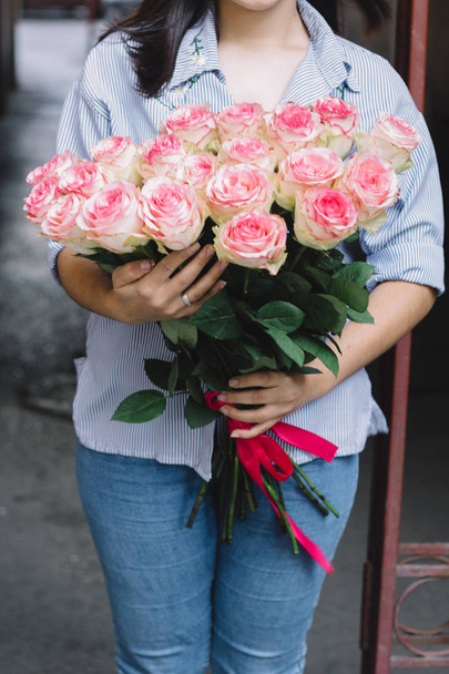woman with bouquet of pink rose flowers - Foto, Imagem