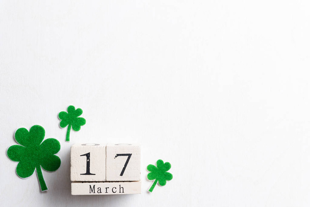 Block calendar for St Patrick's Day, March 17, with green clover - Photo, Image
