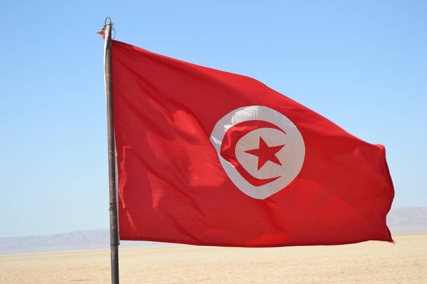 Flaga Tunezji, niebo - Zdjęcie, obraz