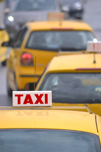 Carros / táxis amarelos
 - Foto, Imagem