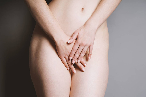 αγνώριστος γυμνή γυναίκα, που καλύπτει την περιοχή των γεννητικών οργάνων - Φωτογραφία, εικόνα