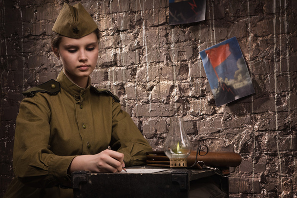 Soviet female soldier in uniform of World War II writes a letter - Foto, Bild