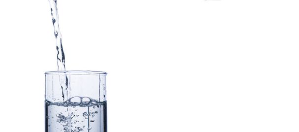 ガラスは、白い背景の上のきれいな、さわやかな水の流れを充填です。のどの渇きと暑さで飲み物を冷却の概念。水収支と毎日水消費。バナー - 写真・画像