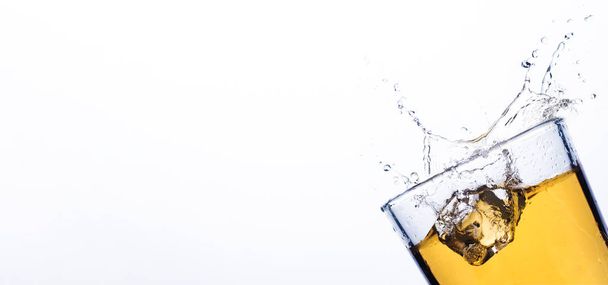 Splash buz viski hafif bir arka plan üzerinde küpler. Buz, viski veya brendi, elma suyu ve soğutma ile alkollü içecekler kavramı içer. Afiş - Fotoğraf, Görsel