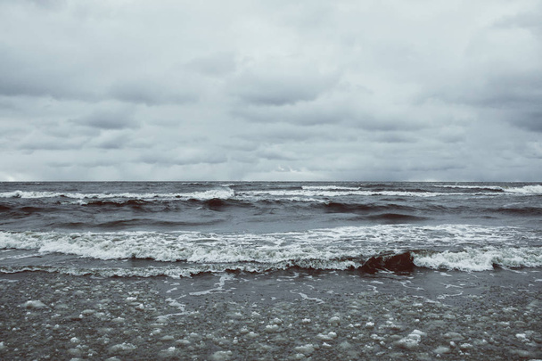 ラトビアジュルマラの海水面 - 写真・画像