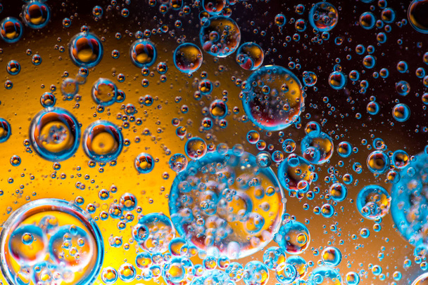 Абстрактний барвистий фон з краплями нафти і хвилями на поверхні води
 - Фото, зображення