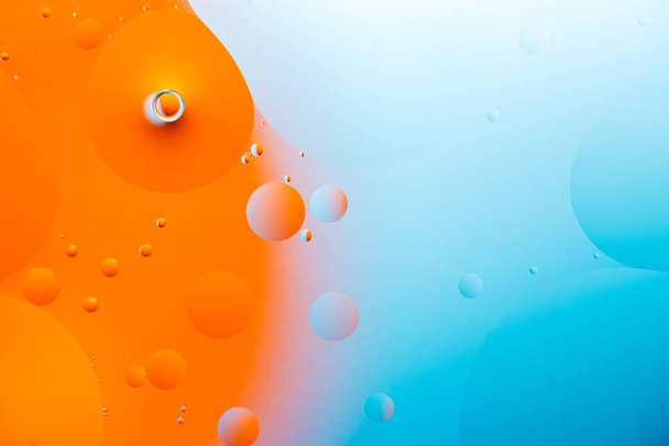капли масла на водной поверхности абстрактного фона - Фото, изображение