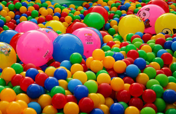 Маленькие шарики разных цветов на игровой площадке
. - Фото, изображение