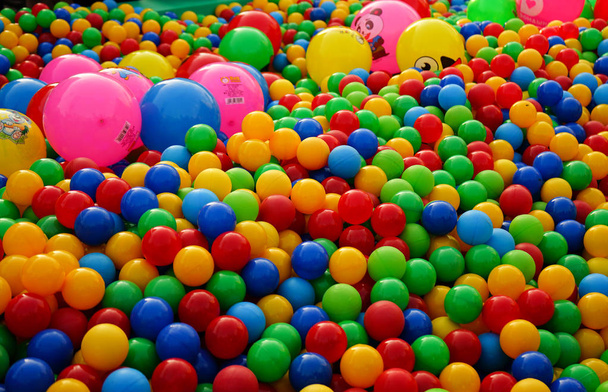 Kleine Bälle in verschiedenen Farben auf dem Spielplatz. - Foto, Bild