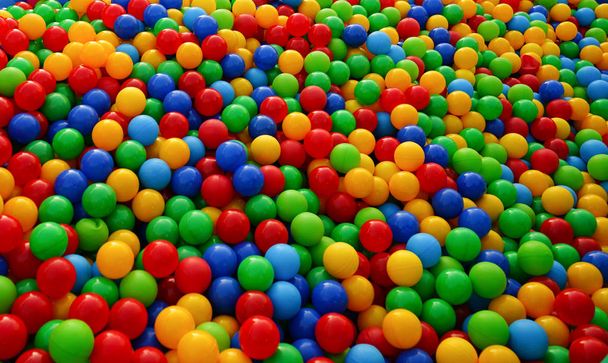 Kleine ballen van verschillende kleuren op de speelplaats. - Foto, afbeelding