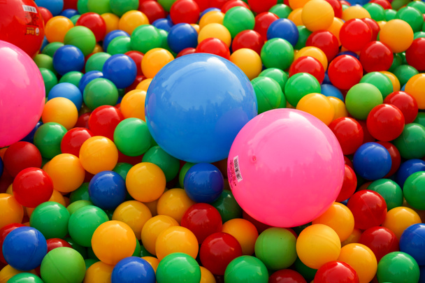 遊び場でさまざまな色の小さなボール. - 写真・画像