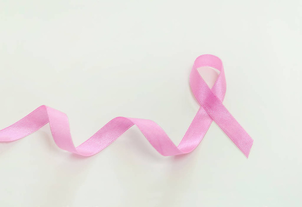 Borst kanker concept, roze lint op achtergrond - Foto, afbeelding