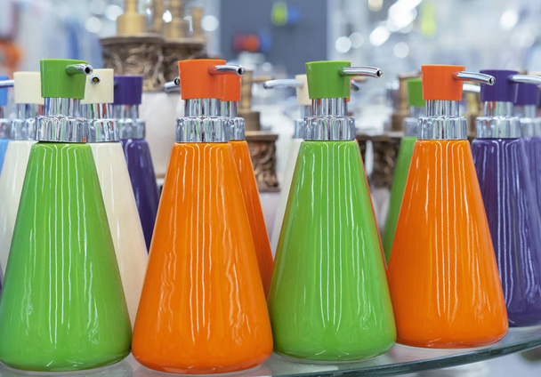 Distribuidores de sabão líquido de várias cores na prateleira da loja
. - Foto, Imagem
