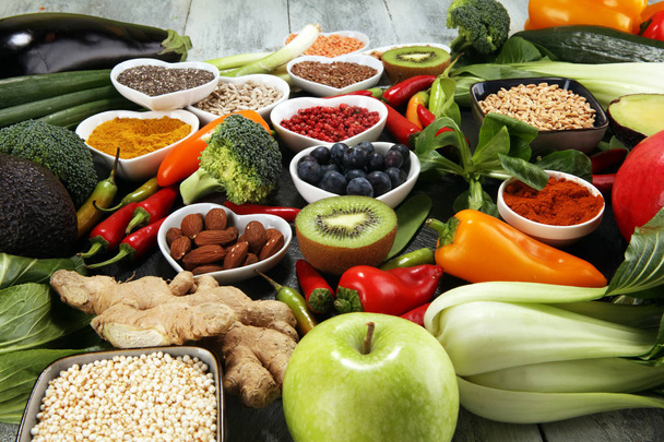Καθαρά τρώτε ποικιλία υγιεινών τροφίμων. φρούτων, λαχανικών, σπόροι, su - Φωτογραφία, εικόνα