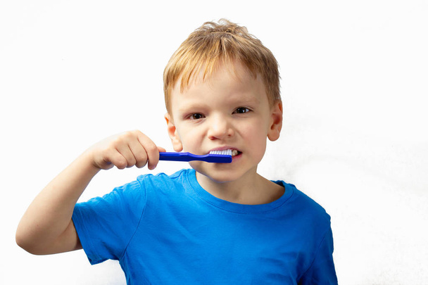 Brosser les dents des enfants avec une brosse à dents et sourire heureux
 - Photo, image