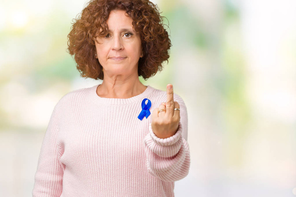 Środkowy ager starszy kobieta ubrana zmienne niebieski kolor wstążki świadomości na na białym tle wyświetlone środkowego palca, bezczelny i rude kurwa off wyrażenie - Zdjęcie, obraz
