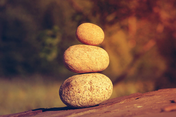 Drie stenen op een houten tafel - Foto, afbeelding