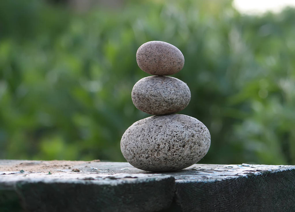 Tres piedras sobre una mesa de madera
 - Foto, Imagen