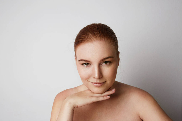 Portrait de profil de beauté femme rousse modèle avec sourire heureux et maquillage nu clair. Contexte
. - Photo, image