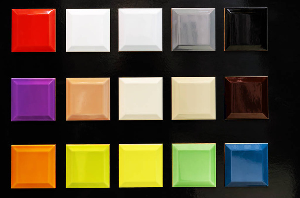Образцы керамической плитки разных цветов на черном фоне
. - Фото, изображение
