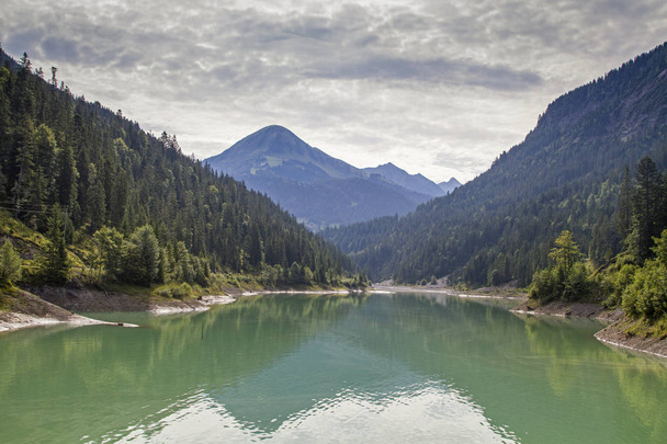 Reservatório de Rotlech em Tirol
 - Foto, Imagem