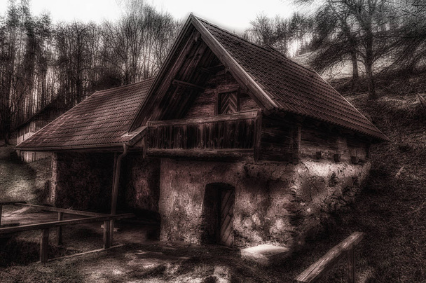 Černobílý černobílý obraz opuštěné ztracené zemědělské budovy v mlhavé strašidelné krajině ve stylu vintage obraz  - Fotografie, Obrázek