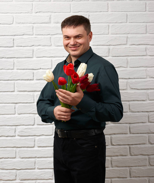 Man holds red flowers bouquet - Foto, Imagem